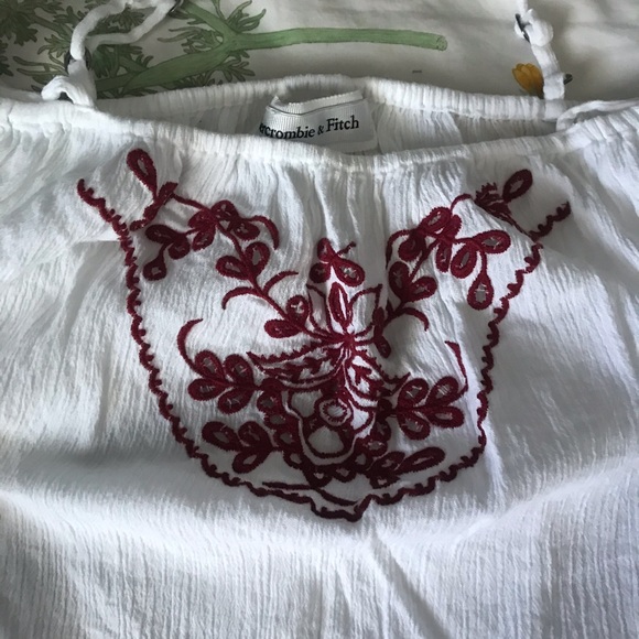 Abercrombie and Fitch loose fit crop top. - Picture 2 of 4